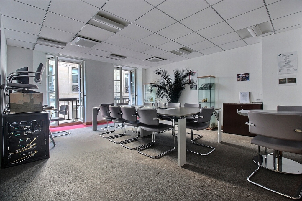 Bureaux à louer Trinité-d'Estienne d'Orves (Métro ligne 12) de 318m² Photo 1