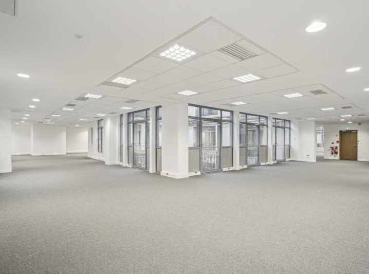 Bureaux à louer Trinité-d'Estienne d'Orves (Métro ligne 12) de 712m² Photo 1