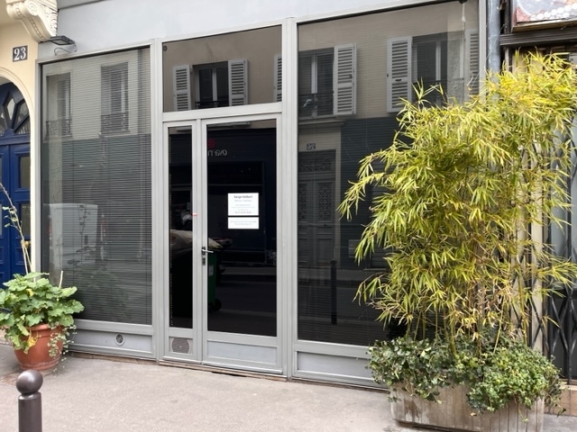 Bureaux à vendre Place de Clichy (Métro ligne 2) de 48m² Photo 1