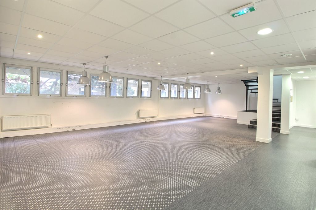 Bureaux à vendre Porte de Clignancourt (Métro ligne 4) de 213m² Photo 2