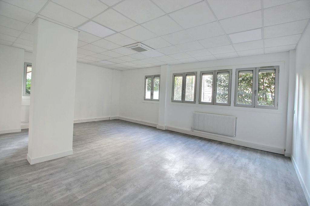 Bureaux à vendre Jules Joffrin (Métro ligne 12) de 416m² Photo 2