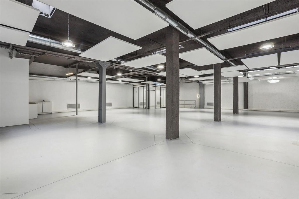 Bureaux à vendre Barbès-Rochechouart (Métro ligne 2) de 438m² Photo 3