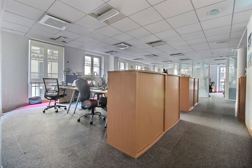 Bureaux à louer Trinité-d'Estienne d'Orves (Métro ligne 12) de 318m² Photo 4